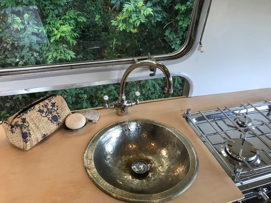 Airstream, Vintage American Caravan & Hottub Ashburton Zewnętrze zdjęcie